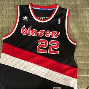 NWOT Blazers Clyde Drexler jersey